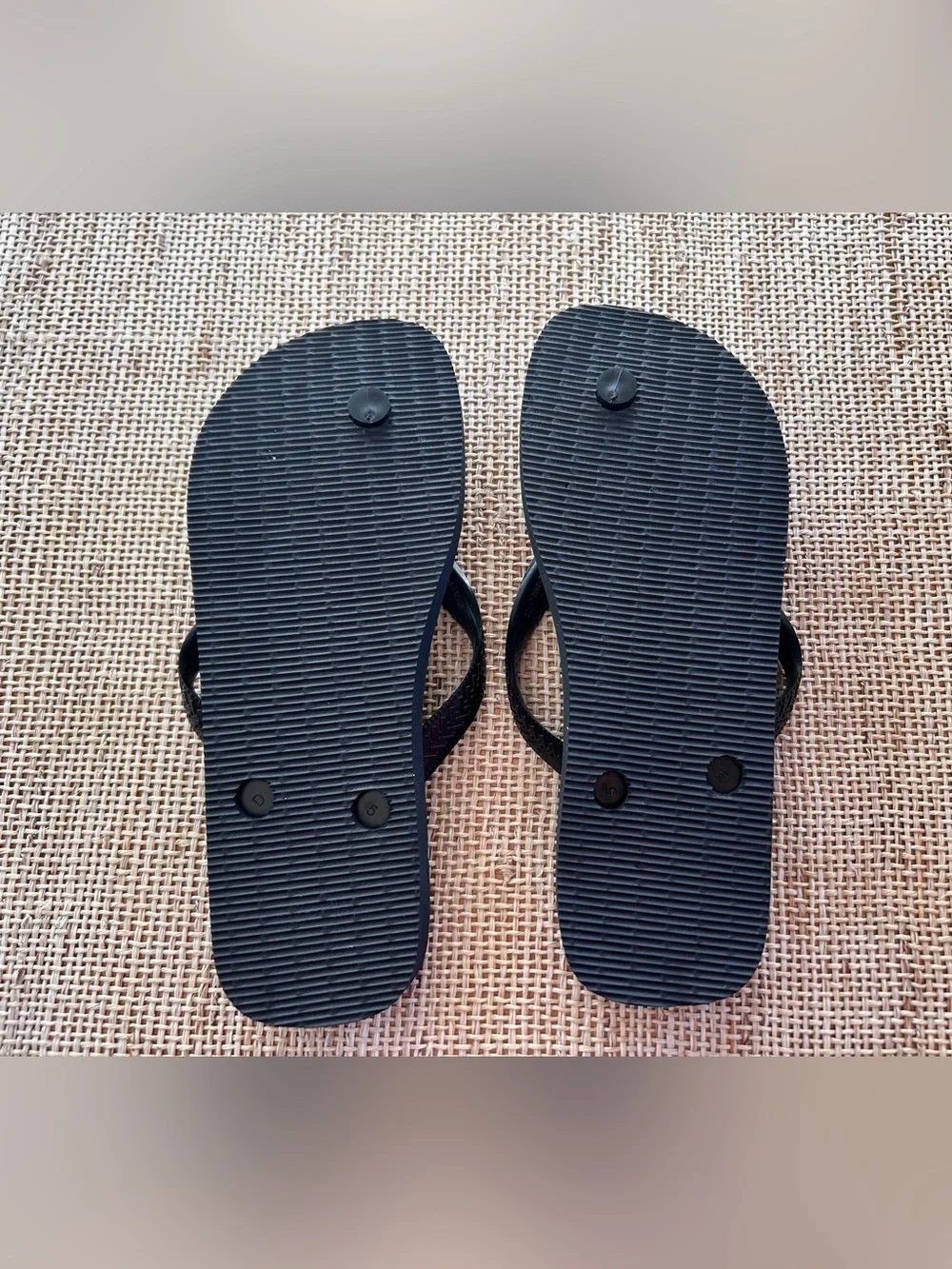 NWOT Havaianas Black Flip Flop Sandal w/Gold Metallic Logo. Size 39/40 or 9/10.